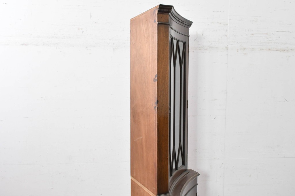 イギリスアンティーク　マホガニー材　繊細な木製格子があしらわれたガラス扉のコーナーキャビネット　(R-087791)