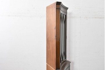 イギリスアンティーク　マホガニー材　繊細な木製格子があしらわれたガラス扉のコーナーキャビネット　(R-087791)