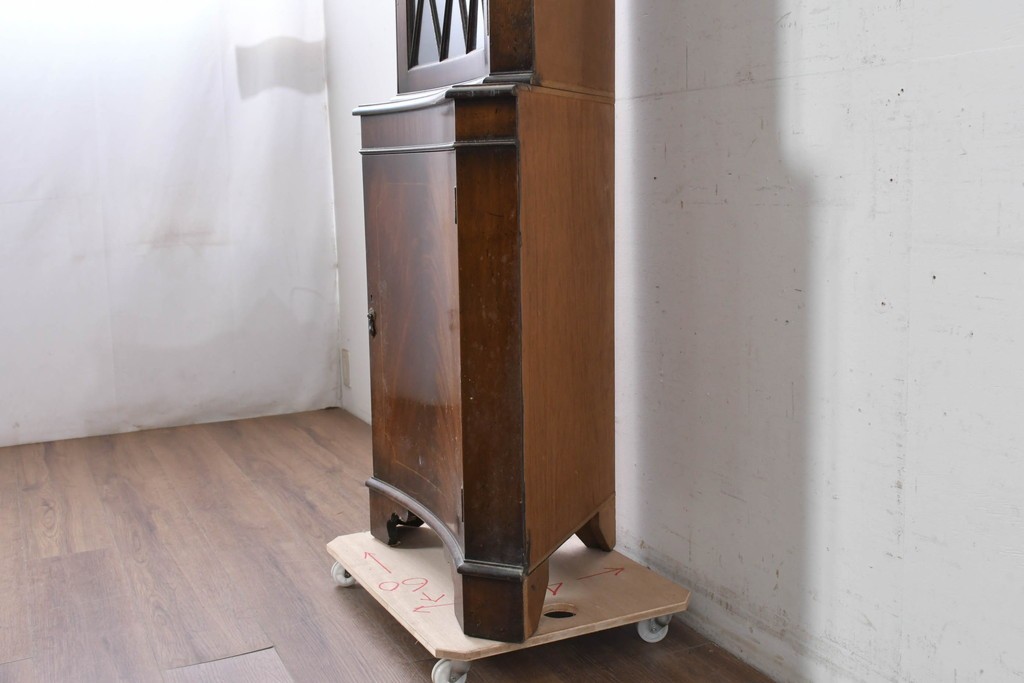 イギリスアンティーク　マホガニー材　繊細な木製格子があしらわれたガラス扉のコーナーキャビネット　(R-087791)