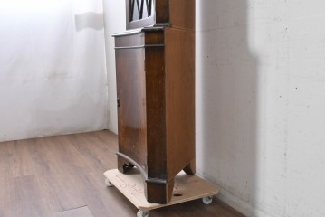 イギリスアンティーク　マホガニー材　繊細な木製格子があしらわれたガラス扉のコーナーキャビネット　(R-087791)