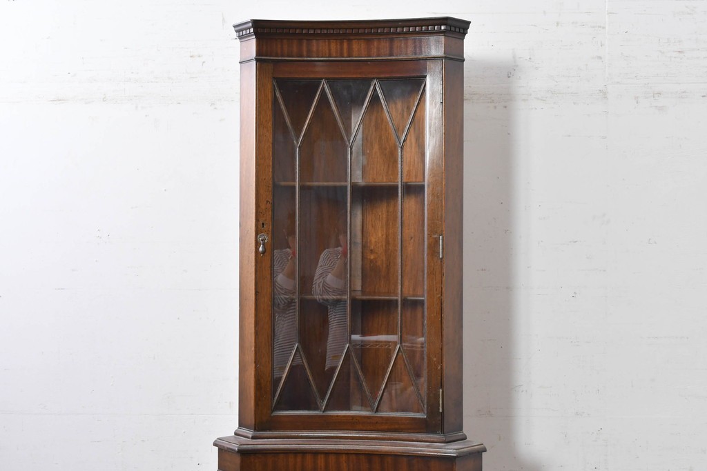 イギリスアンティーク　マホガニー材　繊細な木製格子があしらわれたガラス扉のコーナーキャビネット　(R-087791)