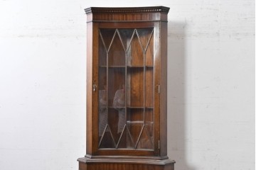 イギリスアンティーク　マホガニー材　繊細な木製格子があしらわれたガラス扉のコーナーキャビネット　(R-087791)