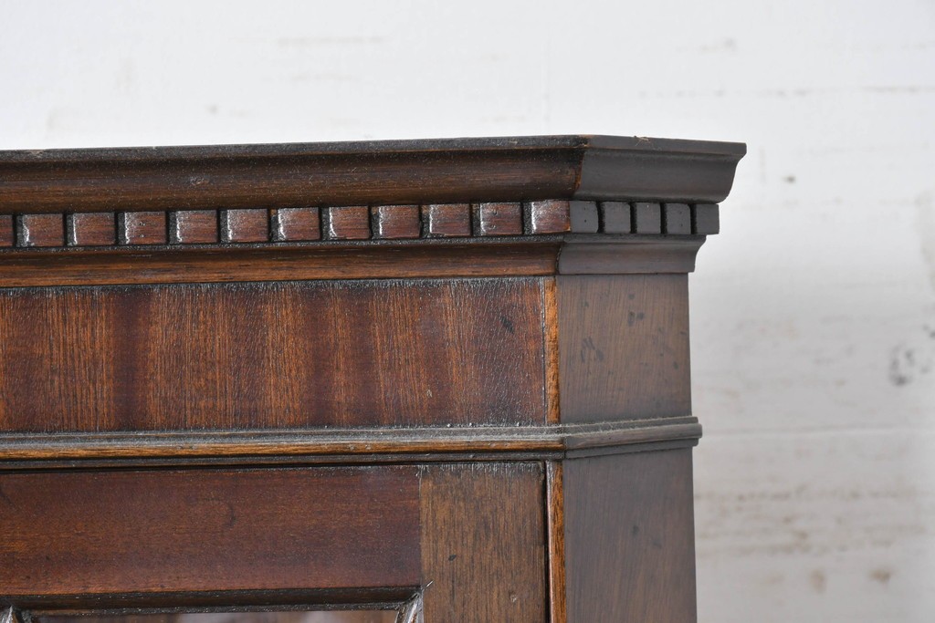 イギリスアンティーク　マホガニー材　繊細な木製格子があしらわれたガラス扉のコーナーキャビネット　(R-087791)