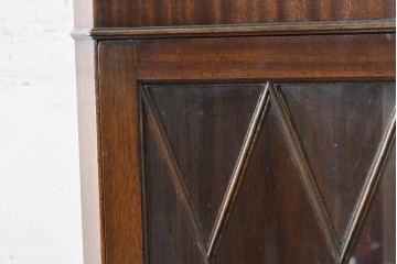 イギリスアンティーク　マホガニー材　繊細な木製格子があしらわれたガラス扉のコーナーキャビネット　(R-087791)