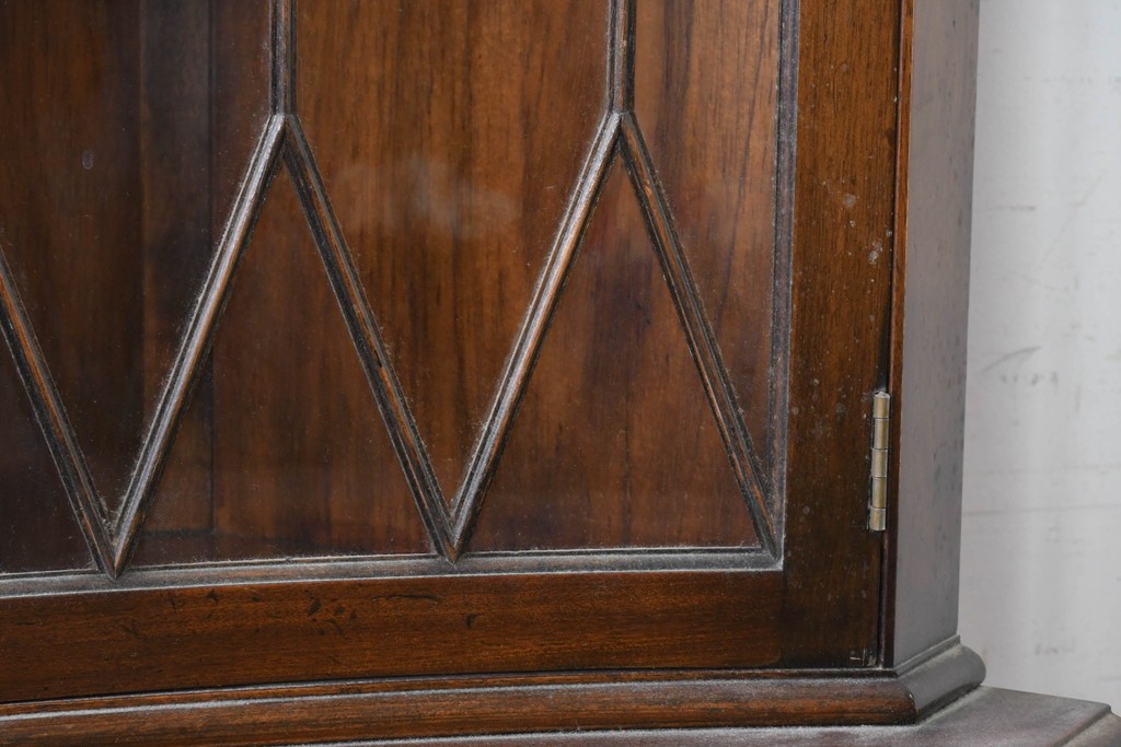 イギリスアンティーク　マホガニー材　繊細な木製格子があしらわれたガラス扉のコーナーキャビネット　(R-087791)