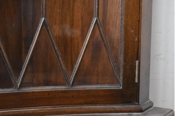 イギリスアンティーク　マホガニー材　繊細な木製格子があしらわれたガラス扉のコーナーキャビネット　(R-087791)