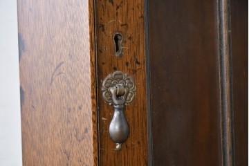 イギリスアンティーク　マホガニー材　繊細な木製格子があしらわれたガラス扉のコーナーキャビネット　(R-087791)