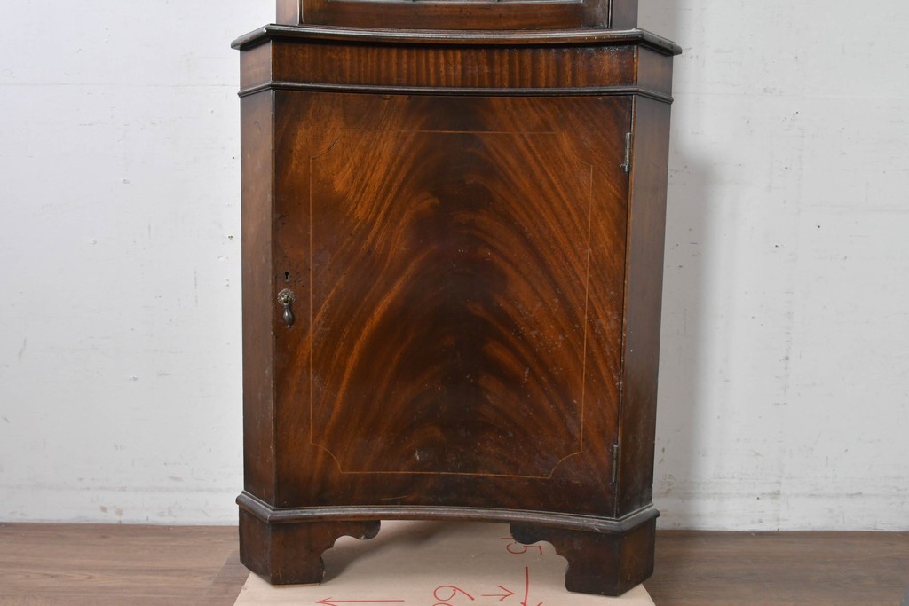 イギリスアンティーク　マホガニー材　繊細な木製格子があしらわれたガラス扉のコーナーキャビネット　(R-087791)