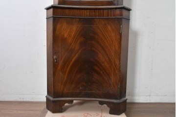 イギリスアンティーク　マホガニー材　繊細な木製格子があしらわれたガラス扉のコーナーキャビネット　(R-087791)