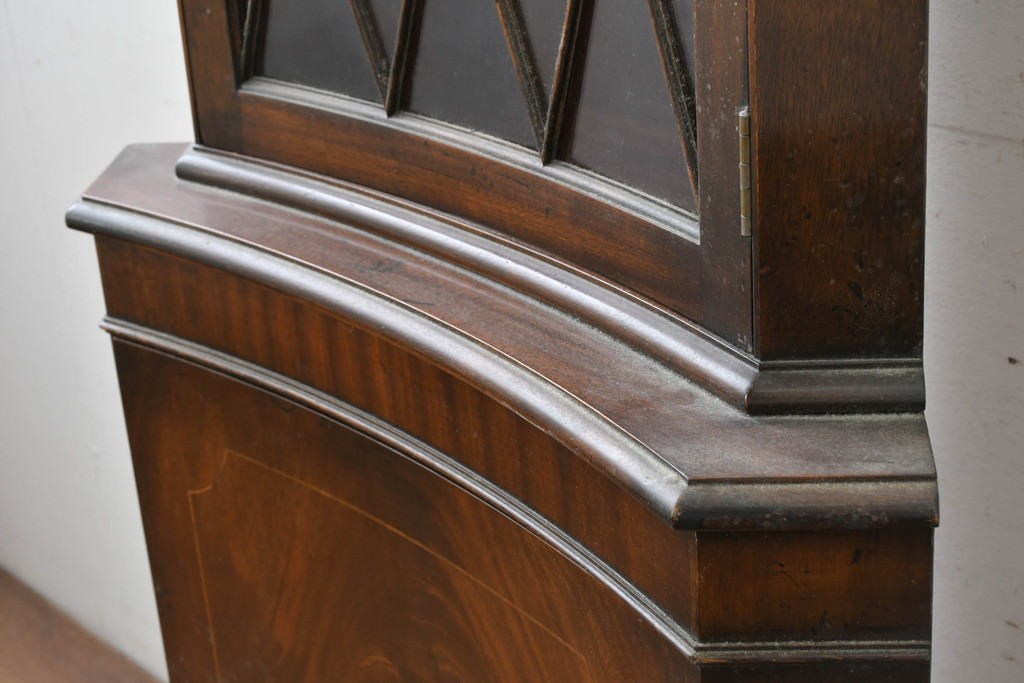 イギリスアンティーク　マホガニー材　繊細な木製格子があしらわれたガラス扉のコーナーキャビネット　(R-087791)