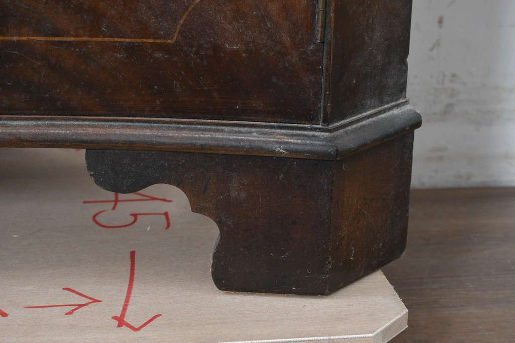 イギリスアンティーク　マホガニー材　繊細な木製格子があしらわれたガラス扉のコーナーキャビネット　(R-087791)