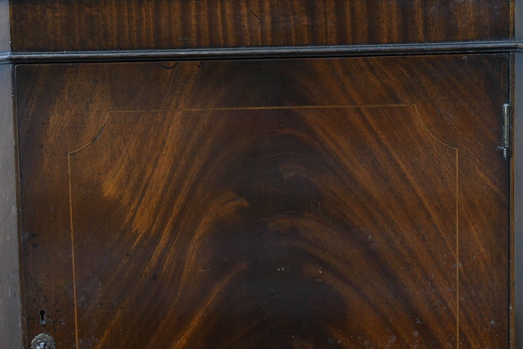 イギリスアンティーク　マホガニー材　繊細な木製格子があしらわれたガラス扉のコーナーキャビネット　(R-087791)