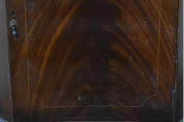 イギリスアンティーク　マホガニー材　繊細な木製格子があしらわれたガラス扉のコーナーキャビネット　(R-087791)