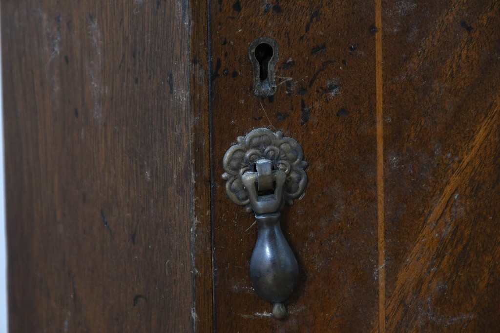 イギリスアンティーク　マホガニー材　繊細な木製格子があしらわれたガラス扉のコーナーキャビネット　(R-087791)