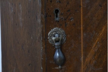 イギリスアンティーク　マホガニー材　繊細な木製格子があしらわれたガラス扉のコーナーキャビネット　(R-087791)