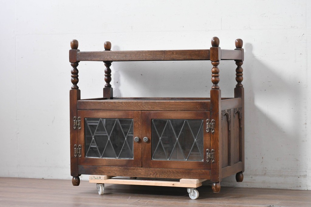 イギリスヴィンテージ　Wood Bros(ウッド・ブロス)社　Old Charm(オールドチャーム)コレクション　三面に彫刻が施されたステンドグラス入りキャビネット　(R-087792)