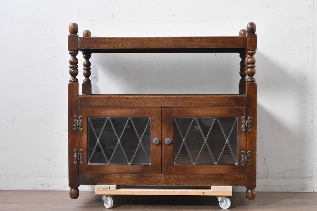 イギリスヴィンテージ　Wood Bros(ウッド・ブロス)社　Old Charm(オールドチャーム)コレクション　三面に彫刻が施されたステンドグラス入りキャビネット　(R-087792)