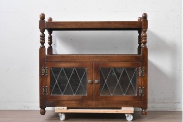 イギリスヴィンテージ　Wood Bros(ウッド・ブロス)社　Old Charm(オールドチャーム)コレクション　三面に彫刻が施されたステンドグラス入りキャビネット　(R-087792)