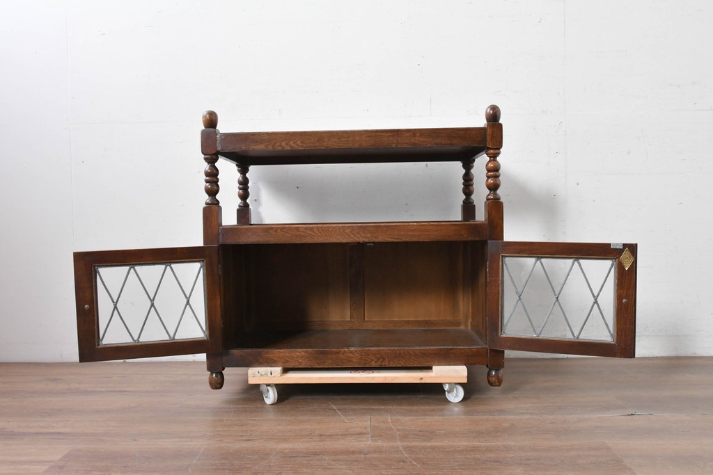 イギリスヴィンテージ　Wood Bros(ウッド・ブロス)社　Old Charm(オールドチャーム)コレクション　三面に彫刻が施されたステンドグラス入りキャビネット　(R-087792)