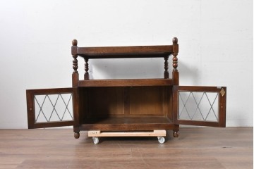 イギリスヴィンテージ　Wood Bros(ウッド・ブロス)社　Old Charm(オールドチャーム)コレクション　三面に彫刻が施されたステンドグラス入りキャビネット　(R-087792)