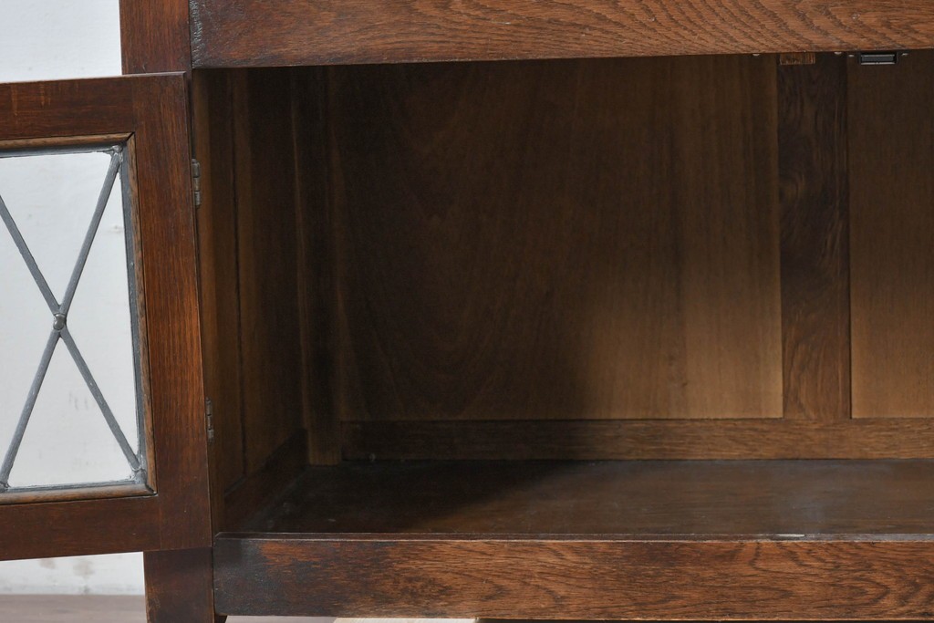 イギリスヴィンテージ　Wood Bros(ウッド・ブロス)社　Old Charm(オールドチャーム)コレクション　三面に彫刻が施されたステンドグラス入りキャビネット　(R-087792)