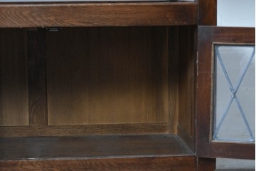 イギリスヴィンテージ　Wood Bros(ウッド・ブロス)社　Old Charm(オールドチャーム)コレクション　三面に彫刻が施されたステンドグラス入りキャビネット　(R-087792)