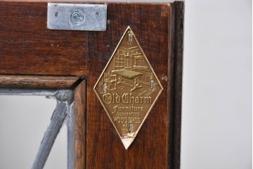 イギリスヴィンテージ　Wood Bros(ウッド・ブロス)社　Old Charm(オールドチャーム)コレクション　三面に彫刻が施されたステンドグラス入りキャビネット　(R-087792)