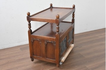 イギリスヴィンテージ　Wood Bros(ウッド・ブロス)社　Old Charm(オールドチャーム)コレクション　三面に彫刻が施されたステンドグラス入りキャビネット　(R-087792)