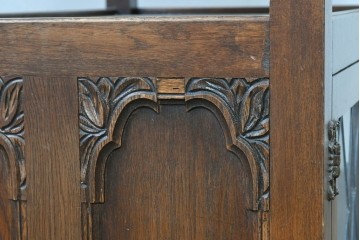 イギリスヴィンテージ　Wood Bros(ウッド・ブロス)社　Old Charm(オールドチャーム)コレクション　三面に彫刻が施されたステンドグラス入りキャビネット　(R-087792)