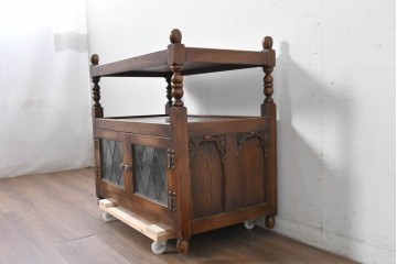 イギリスヴィンテージ　Wood Bros(ウッド・ブロス)社　Old Charm(オールドチャーム)コレクション　三面に彫刻が施されたステンドグラス入りキャビネット　(R-087792)