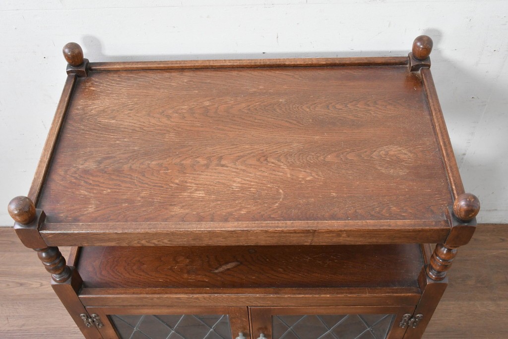 イギリスヴィンテージ　Wood Bros(ウッド・ブロス)社　Old Charm(オールドチャーム)コレクション　三面に彫刻が施されたステンドグラス入りキャビネット　(R-087792)