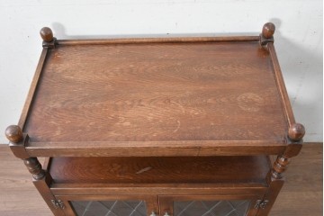 イギリスヴィンテージ　Wood Bros(ウッド・ブロス)社　Old Charm(オールドチャーム)コレクション　三面に彫刻が施されたステンドグラス入りキャビネット　(R-087792)