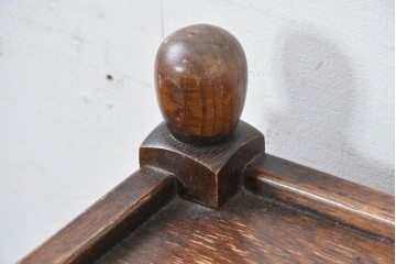 イギリスヴィンテージ　Wood Bros(ウッド・ブロス)社　Old Charm(オールドチャーム)コレクション　三面に彫刻が施されたステンドグラス入りキャビネット　(R-087792)