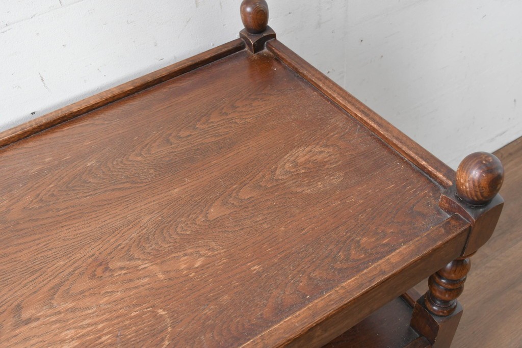 イギリスヴィンテージ　Wood Bros(ウッド・ブロス)社　Old Charm(オールドチャーム)コレクション　三面に彫刻が施されたステンドグラス入りキャビネット　(R-087792)