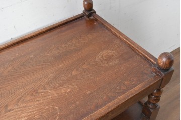 イギリスヴィンテージ　Wood Bros(ウッド・ブロス)社　Old Charm(オールドチャーム)コレクション　三面に彫刻が施されたステンドグラス入りキャビネット　(R-087792)