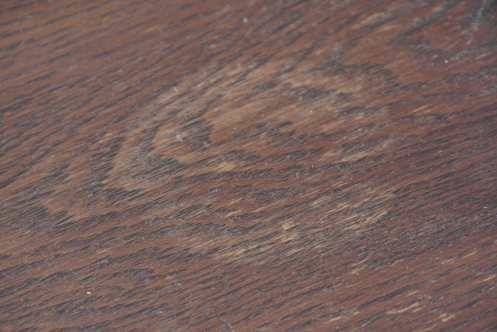 イギリスヴィンテージ　Wood Bros(ウッド・ブロス)社　Old Charm(オールドチャーム)コレクション　三面に彫刻が施されたステンドグラス入りキャビネット　(R-087792)