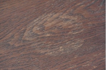 イギリスヴィンテージ　Wood Bros(ウッド・ブロス)社　Old Charm(オールドチャーム)コレクション　三面に彫刻が施されたステンドグラス入りキャビネット　(R-087792)