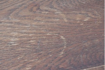 イギリスヴィンテージ　Wood Bros(ウッド・ブロス)社　Old Charm(オールドチャーム)コレクション　三面に彫刻が施されたステンドグラス入りキャビネット　(R-087792)