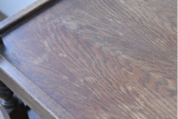 イギリスヴィンテージ　Wood Bros(ウッド・ブロス)社　Old Charm(オールドチャーム)コレクション　三面に彫刻が施されたステンドグラス入りキャビネット　(R-087792)