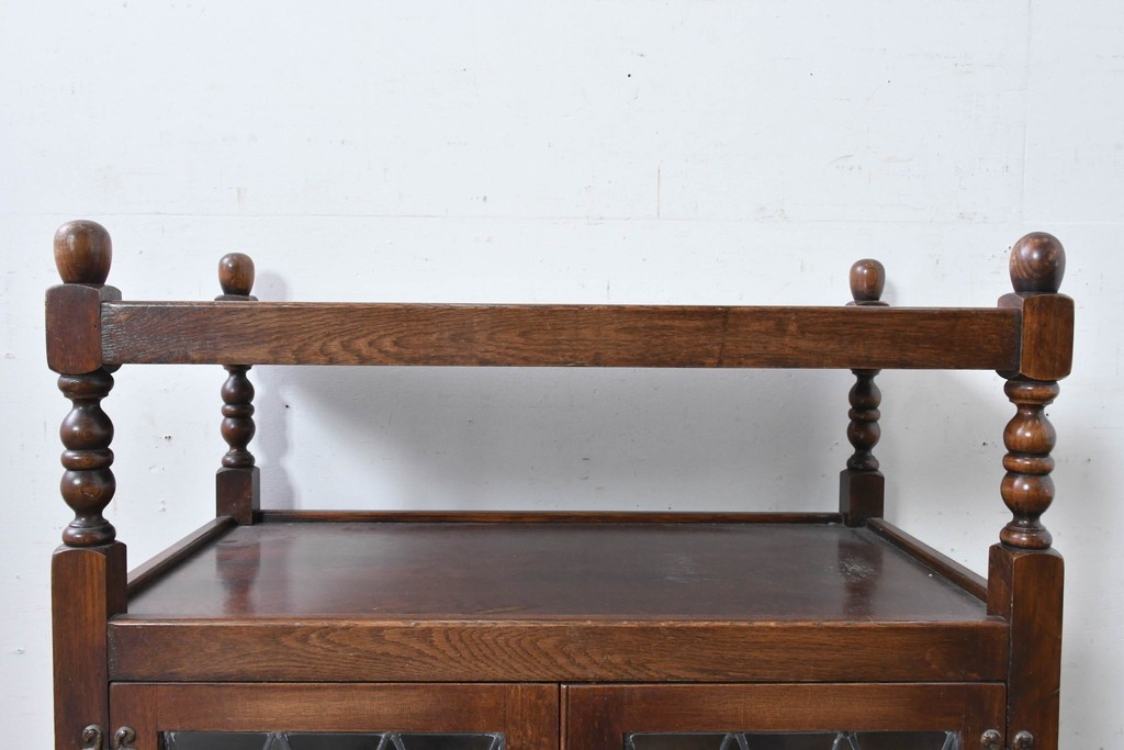 イギリスヴィンテージ　Wood Bros(ウッド・ブロス)社　Old Charm(オールドチャーム)コレクション　三面に彫刻が施されたステンドグラス入りキャビネット　(R-087792)