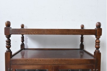 イギリスヴィンテージ　Wood Bros(ウッド・ブロス)社　Old Charm(オールドチャーム)コレクション　三面に彫刻が施されたステンドグラス入りキャビネット　(R-087792)