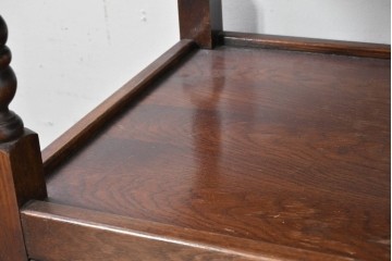 イギリスヴィンテージ　Wood Bros(ウッド・ブロス)社　Old Charm(オールドチャーム)コレクション　三面に彫刻が施されたステンドグラス入りキャビネット　(R-087792)