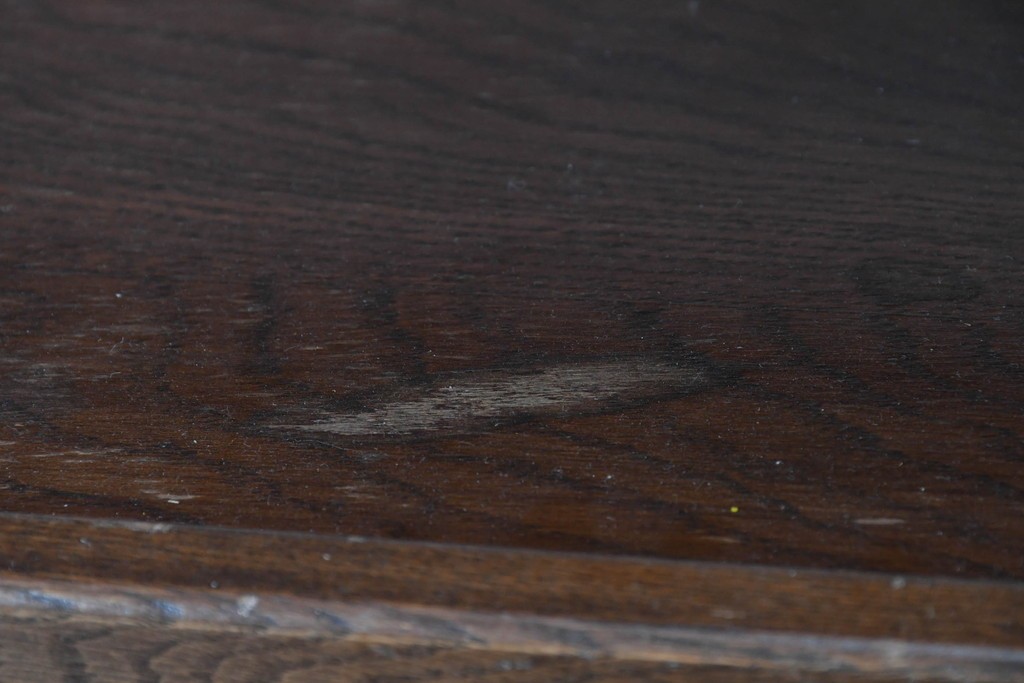 イギリスヴィンテージ　Wood Bros(ウッド・ブロス)社　Old Charm(オールドチャーム)コレクション　三面に彫刻が施されたステンドグラス入りキャビネット　(R-087792)