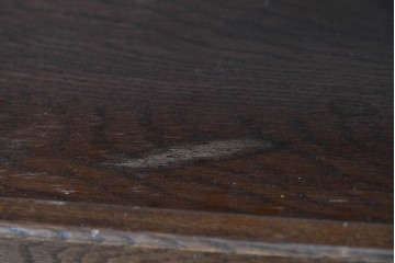 イギリスヴィンテージ　Wood Bros(ウッド・ブロス)社　Old Charm(オールドチャーム)コレクション　三面に彫刻が施されたステンドグラス入りキャビネット　(R-087792)