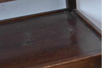 イギリスヴィンテージ　Wood Bros(ウッド・ブロス)社　Old Charm(オールドチャーム)コレクション　三面に彫刻が施されたステンドグラス入りキャビネット　(R-087792)