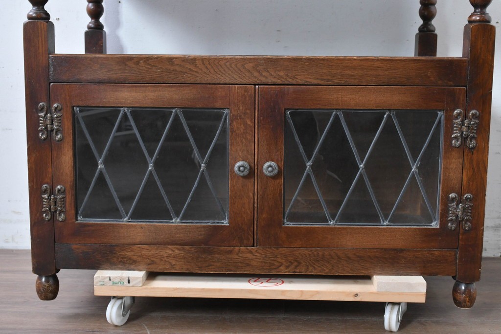 イギリスヴィンテージ　Wood Bros(ウッド・ブロス)社　Old Charm(オールドチャーム)コレクション　三面に彫刻が施されたステンドグラス入りキャビネット　(R-087792)