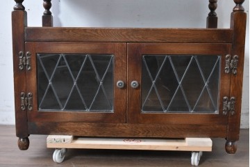 イギリスヴィンテージ　Wood Bros(ウッド・ブロス)社　Old Charm(オールドチャーム)コレクション　三面に彫刻が施されたステンドグラス入りキャビネット　(R-087792)