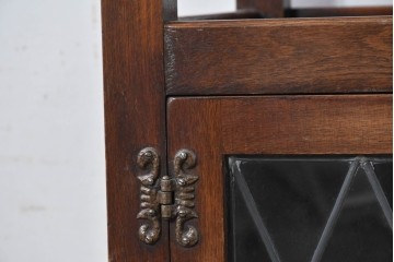 イギリスヴィンテージ　Wood Bros(ウッド・ブロス)社　Old Charm(オールドチャーム)コレクション　三面に彫刻が施されたステンドグラス入りキャビネット　(R-087792)