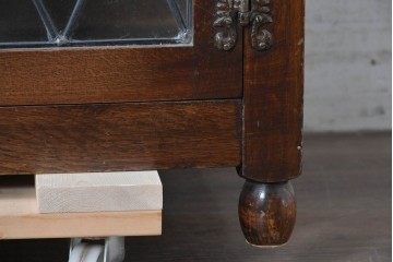 イギリスヴィンテージ　Wood Bros(ウッド・ブロス)社　Old Charm(オールドチャーム)コレクション　三面に彫刻が施されたステンドグラス入りキャビネット　(R-087792)