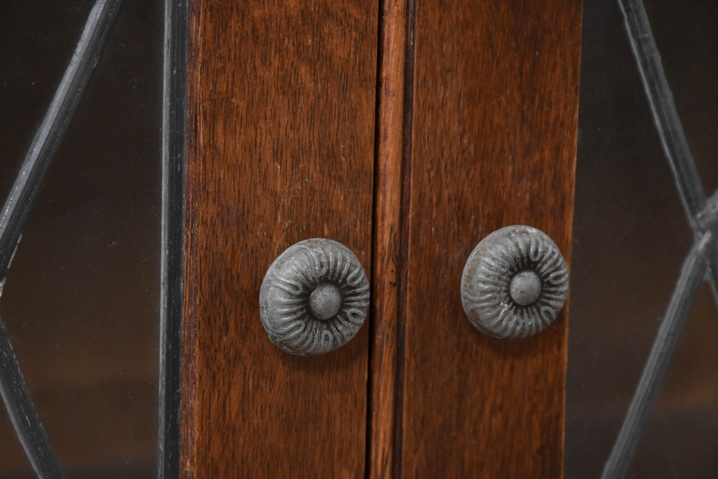 イギリスヴィンテージ　Wood Bros(ウッド・ブロス)社　Old Charm(オールドチャーム)コレクション　三面に彫刻が施されたステンドグラス入りキャビネット　(R-087792)